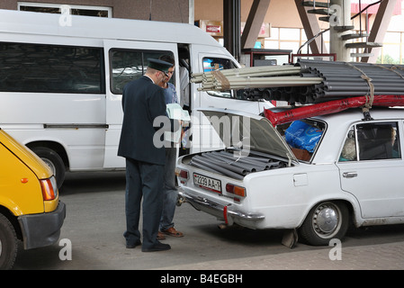 Un bielorusso attraversando il confine Polish-Belorussian in Terespol, Polonia Foto Stock