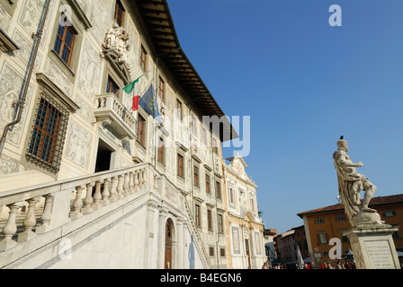 Pisa Italia la statua di Cosimo I de' Medici sorge proprio di fronte a Palazzo della Carovana dei Cavalieri aka La Scuola Normale Superiore Foto Stock