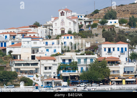 La tipica città greca di Batsi con architettura tradizionale sull isola di Andros Cicladi Mar Egeo Grecia Foto Stock