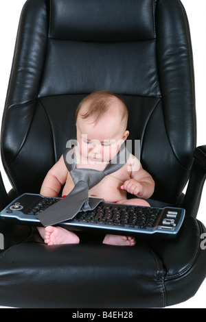 Imprenditore Bambino guarda la tastiera Foto Stock