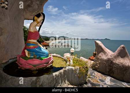 Statua buddista di una divinità femminile che si affaccia sull'oceano a Hua Hin dal tempio di Khao Tao Thailandia, Sud-est asiatico. Foto Stock