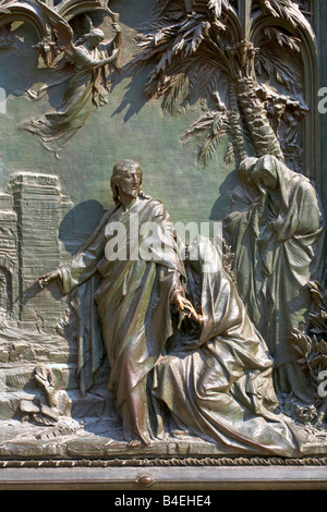La scultura in rilievo sullo sportello di Milano Duomo lombardia italia Foto Stock