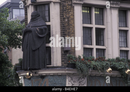 Statua del frate nero a nero a frate Pub London REGNO UNITO Foto Stock