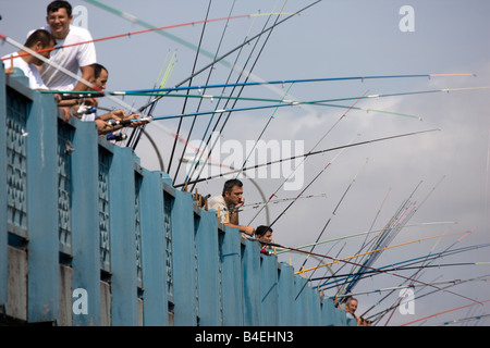 I pescatori sul Ponte di Galata Istanbul Turchia Foto Stock