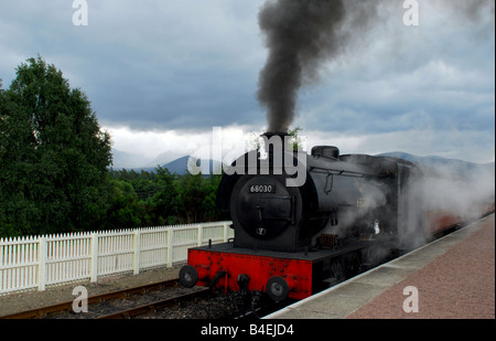 Austerità 0-6-0ST 68030 costruito nel 1952 a Leeds restaurato e prestato dalla classe 4 Preservation Trust per la stazione ferroviaria di Strathspey Foto Stock