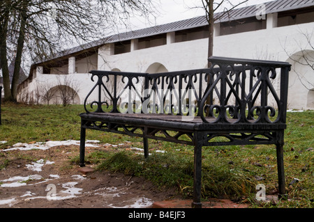 Ferro-cast panchina nel cortile del monastero Savvino-Storozhevsky in Zvenigorod (Russia) Foto Stock