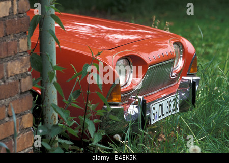 Auto Ford Taunus 17M P3, ' vasca da bagno ' rosso-bianco, anno modello 1960-1964, auto d'epoca, anni sessanta anni sessanta, in piedi, diagonale anteriore, Foto Stock