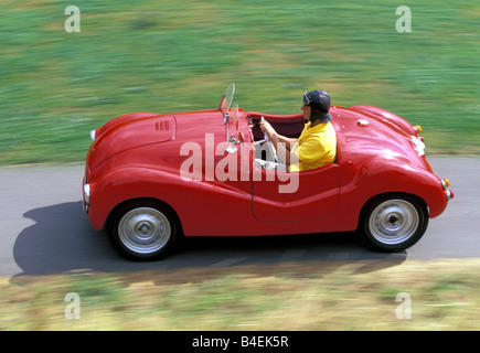 Auto, Fiat Topolino Roadster, rosso modello anno circa 1939, auto d'epoca, trenta anni trenta, guida, vista laterale, strada, strada di campagna Foto Stock