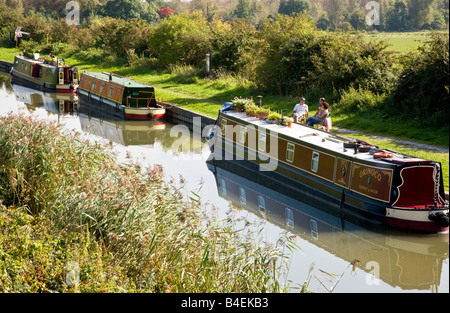 Narrowboats ormeggiate lungo la strada alzaia sul Kennet and Avon canal a tutti Cannings nel Wiltshire, Inghilterra, Gran Bretagna, Regno Unito Foto Stock