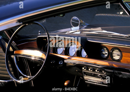 Auto, Carbianchi un 112, auto d'epoca, rosso, anno modello 1969-1985, degli anni sessanta anni sessanta, settanta anni settanta, vecchia auto, interno, Cockpit, te Foto Stock