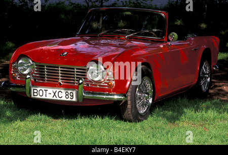 Auto Triumph TR 4, auto d'epoca, modello anno 1962, anni sessanta anni sessanta, rosso, cabriolet, capote aperta, piedi, diagonal fro Foto Stock