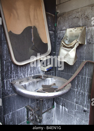 Dettaglio del bagno distrutto da un incendio Foto Stock