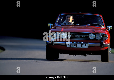 Auto, Triumph Stag, anno modello 1970-1977, vecchia auto, degli anni settanta anni settanta, cabriolet, rosso, guida, vista frontale, strada, strada di campagna, p Foto Stock