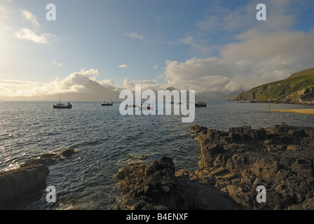 Guardando sul Loch Scavaig al tramonto verso il Cuillin Hills, Isola di Skye in Scozia Foto Stock