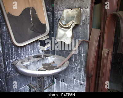 Dettaglio del bagno distrutto da un incendio Foto Stock