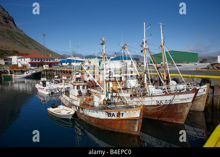 Le barche e il porto di Bildudalur ovest dell'Islanda Foto Stock