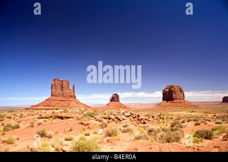 Le muffole Monument Valley Arizona USA a metà giornata summer blue sky Foto Stock