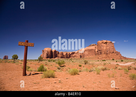 Strada chiusa segno, accanto alla pista sterrata, Monument Valley, Arizona, Stati Uniti d'America Foto Stock