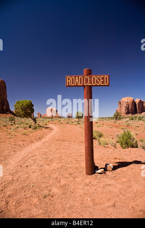 Strada chiusa segno, accanto alla pista sterrata, Monument Valley, Arizona, Stati Uniti d'America Foto Stock