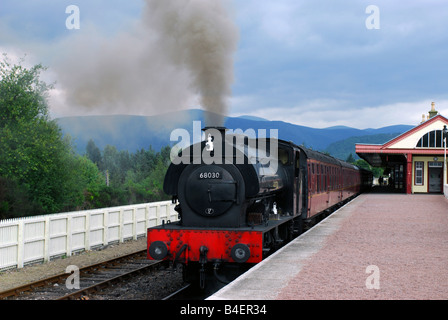 Austerità 0-6-0ST 68030 costruito nel 1952 a Leeds restaurato e prestato dalla classe 4 Preservation Trust per la stazione ferroviaria di Strathspey Foto Stock