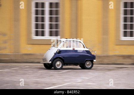Auto BMW Isetta, auto d'epoca, al di sotto di anni cinquanta anni cinquanta, bianco-blu, guida, vista laterale, paesaggio, paesaggio, fotografo: Hans Diete Foto Stock