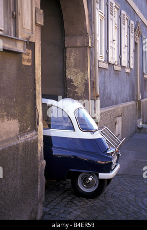 Auto BMW Isetta, auto d'epoca, al di sotto di anni cinquanta, cinquanta, bianco-blu, in piedi, vista laterale, città, paesaggio, paesaggio, fotografo: Han Foto Stock