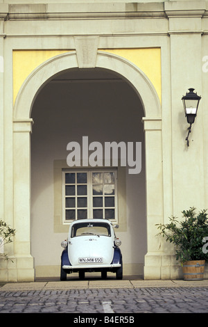 Auto BMW Isetta, auto d'epoca, al di sotto di anni cinquanta, cinquanta, bianco-blu, in piedi, vista frontale, paesaggio, paesaggio, fotografo: Hans Die Foto Stock
