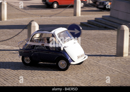 Auto BMW Isetta, auto d'epoca, al di sotto di anni cinquanta, cinquanta, bianco-blu, guida, diagonale anteriore, vista frontale e vista laterale, città, paesaggio, Foto Stock
