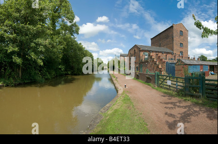 Il Worcester e Birmingham canal a Tardebigge canal village in Worcestershire Midlands England Foto Stock