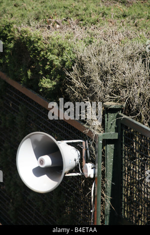 Megafono altoparlante sul vecchio recinto esterno Foto Stock