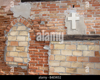 Vecchia chiesa abbandonati a parete con croce in Venezia Foto Stock