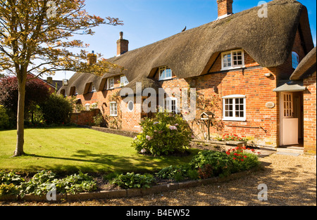 Tipico inglese grazioso paese di paglia cottage o casa del villaggio di tutti Cannings, Wiltshire, Inghilterra, Gran Bretagna, Regno Unito Foto Stock