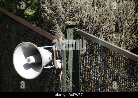 Megafono altoparlante sul vecchio recinto esterno Foto Stock