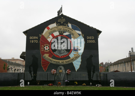 Murale commemorativo di Stephen McKeag, membro dell Ulster combattenti per la libertà, a Belfast, Irlanda del Nord, Regno Unito. Foto Stock