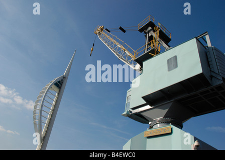 Spinnaker Tower e gru giganti al Gunwharf Quays Portsmouth Hampshire Inghilterra Foto Stock