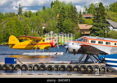 Norseman aerei in arrivo nella città di Red Lake, Ontario, Canada al fianco di un faggio 18 piano. Foto Stock