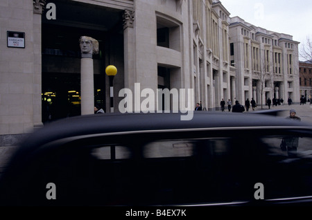 Una scena di strada su Ludgate Hill a Londra. Foto Stock