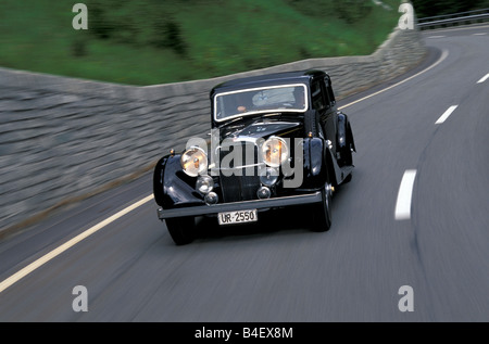 Auto, Alvis, auto d'epoca, berlina, nero, anno modello 1940, 1940s, fourties, guida, diagonale anteriore, vista frontale, su strada, paese roa Foto Stock