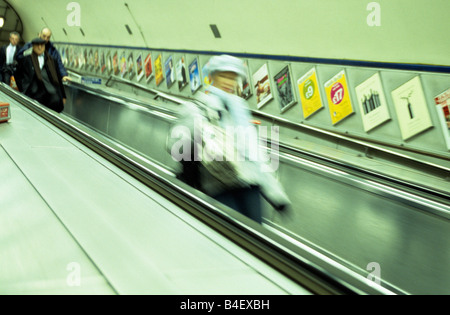 Persone su una scala mobile a Londra. Foto Stock