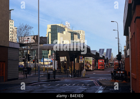 La Vauxhall a croce di interscambio dei trasporti di Londra con la sede del MI6 in background. Foto Stock