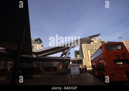 La Vauxhall Cross transport interchange a Londra con il MI6 sede visibile in background. Foto Stock