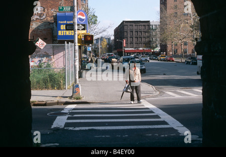 Uomo che utilizza crosswalk su Park Avenue, New York City, Stati Uniti d'America Foto Stock