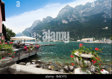 Lakefront Cafe, Riva del Garda sul Lago di Garda, Italia Foto Stock