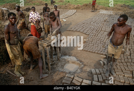 Lavoratori che fanno mattoni, Ruanda Foto Stock