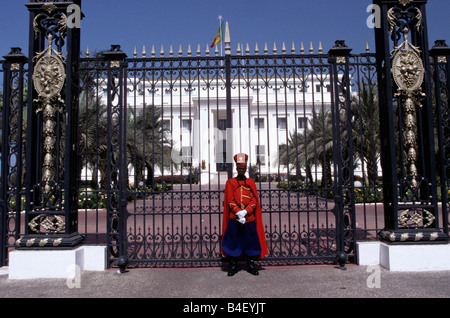 Permanente di guardia al di fuori del palazzo presidenziale, Dakar, Senegal Foto Stock