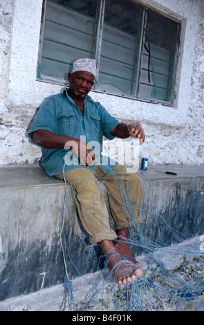 Uomo che ripara rete da pesca, ritratto, Sud Africa e Africa Foto Stock