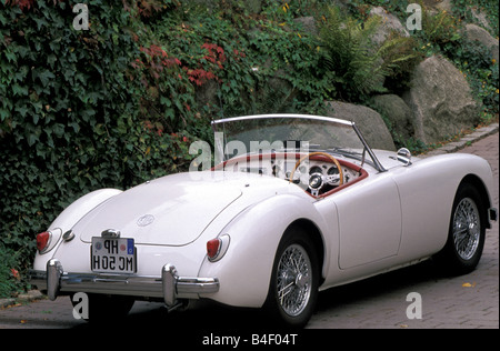 Auto, MG, un'auto d'epoca, cabriolet, anni cinquanta anni cinquanta, sessanta, sessanta, bianco, capote aperta, in piedi, diagonale posteriore, bac Foto Stock