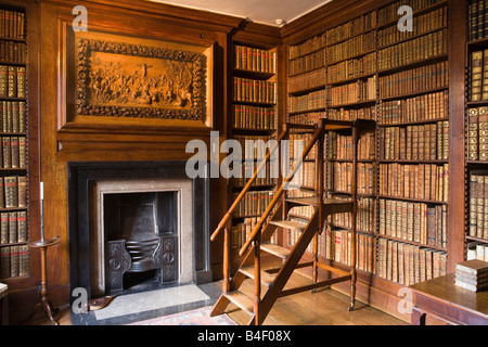 Regno Unito Cheshire Altrincham Dunham Massey Hall libreria NT Grinling Gibbons crocifissione pannello con camino Foto Stock