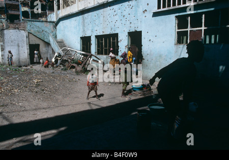 Gli sfollati accolti nei edificio danneggiate in devastate dalla guerra in Angola Foto Stock