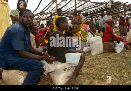 Persone che hanno ricevuto cibo distribuito da PAM, Burundi Foto Stock